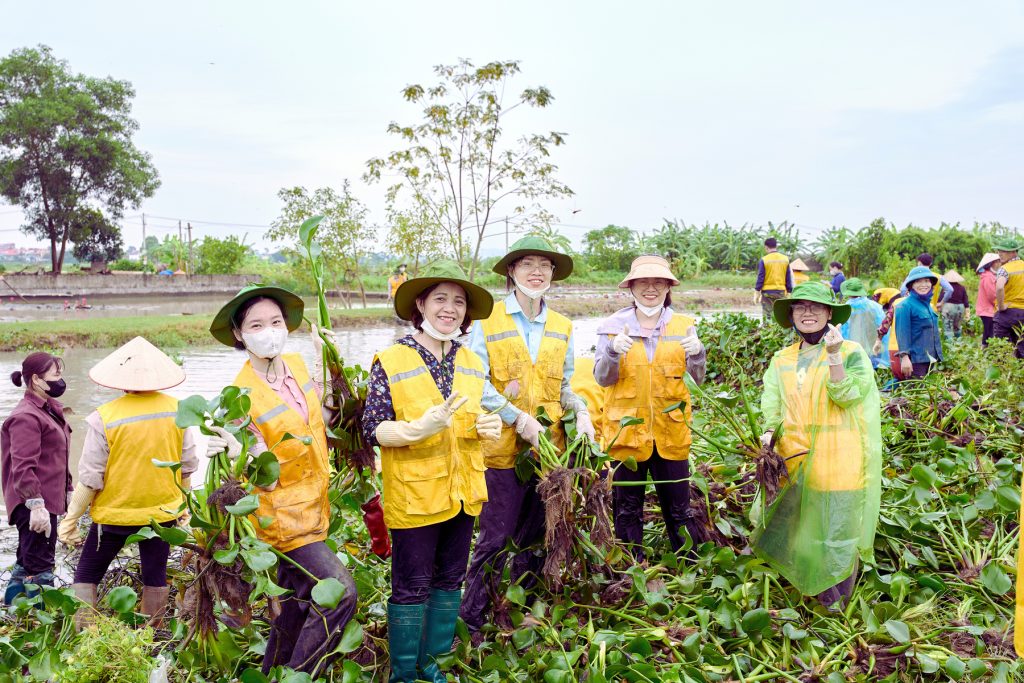 Thành viên CLB Gia Đình Hạnh Phúc khơi thông dòng chảy và thu gom bèo tây