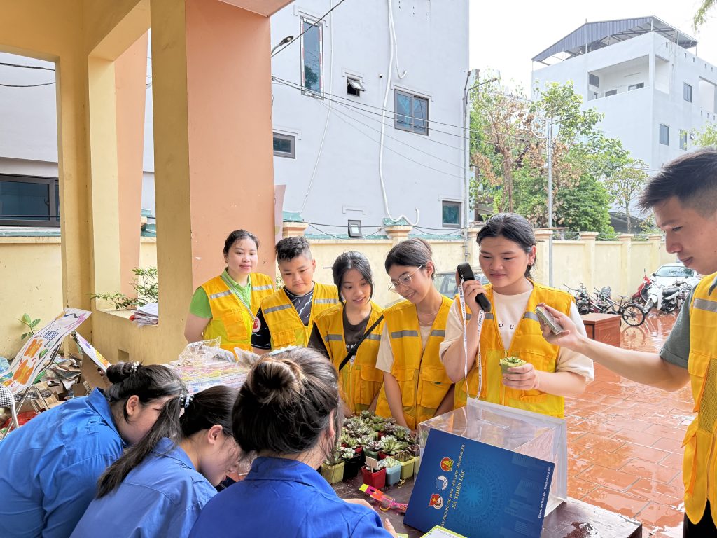 Các thành viên CLB Gia Đình Hạnh Phúc trong buổi sinh hoạt kết nối cộng đồng