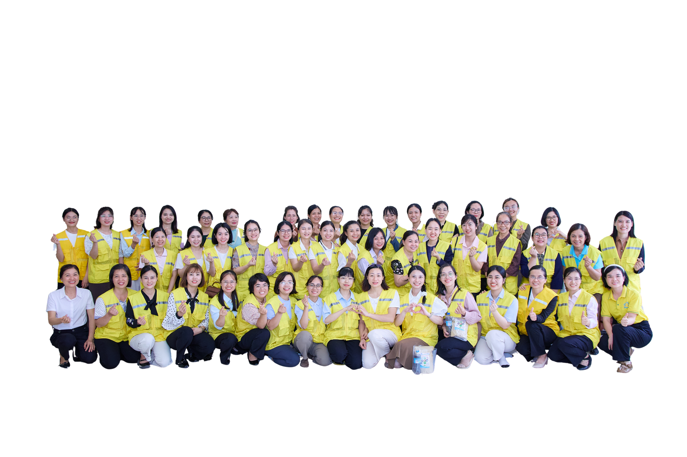 Tập thể thành viên nữ CLB Gia Đình Hạnh Phúc trong áo tình nguyện màu vàng