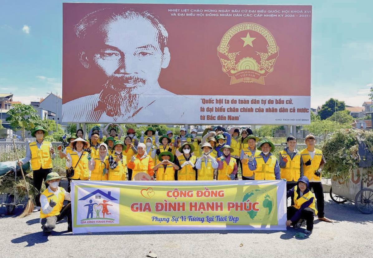 Cộng đồng Gia Đình Hạnh Phúc cùng hơn 30 thành viên thực hiện hoạt động phụng sự tại xã Phù Đổng, chung tay vệ sinh môi trường và lan tỏa tinh thần trách nhiệm vì cộng đồng.