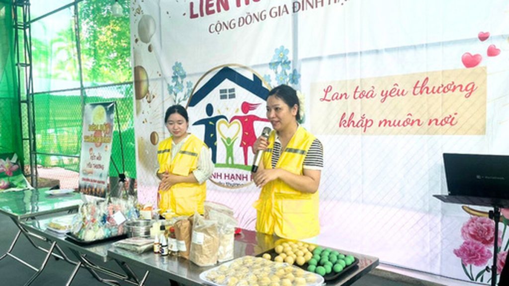 Thành viên hướng dẫn làm bánh Trung Thu