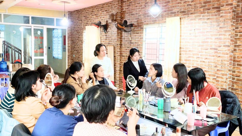 Các thành viên tham gia lớp học trang điểm